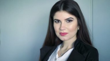 Esmer güçlü esrarengiz görünümü