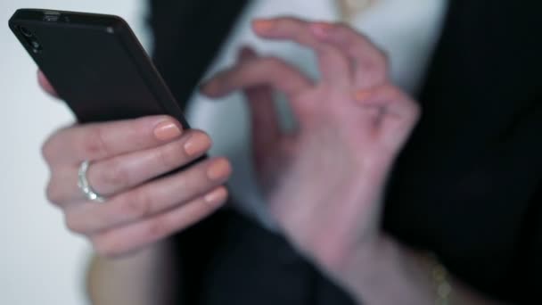 Smartphone nas belas mãos de mulheres. Zoom — Vídeo de Stock