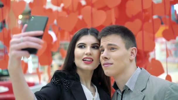 Chica y chico están haciendo selfies — Vídeos de Stock