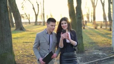 Smartphone ile meslektaşları tarafından parkta yürüyüş