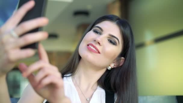 Güzel esmer alarak selfie portresi — Stok video