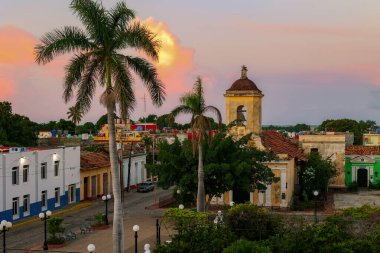Çan kulesiyle Trinidad 'ın tarihi sömürge şehrinin üzerinde parlak bir gündoğumu. Küba