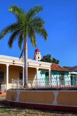 Mavi gökyüzünün altındaki parlak koloni mimarisi. Trinidad. Küba.