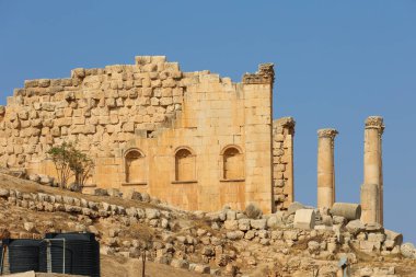 Çöl manzarasında sütunları ve kemerleri olan antik taş kalıntıları. Jerash, Jordan.