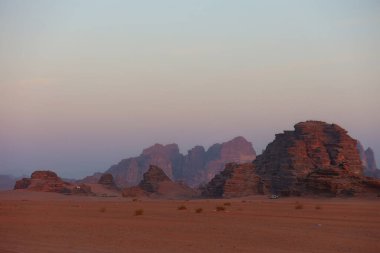 Şafak vakti gökyüzünün altındaki büyük çöl kayaları. Yumuşak odaklanma. Wadi Rum. Ürdün
