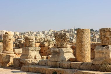 Antik Roma Harabeleri ve Gökyüzü Altında Modern Şehir