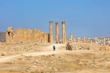 Çöl manzarasında Kule Sütunları olan Antik Roma Harabeleri