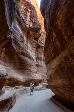 Petra 'daki Majestic Siq Kanyonunu keşfediyorum.