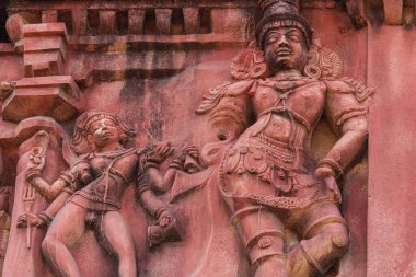 Eski bir tapınağın duvarında Hindu tanrılarının zarif bir heykeli. Hindistan. Hampi.