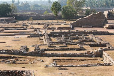Tarihi antik Hampi şehrinin antik taş kalıntıları. Hindistan