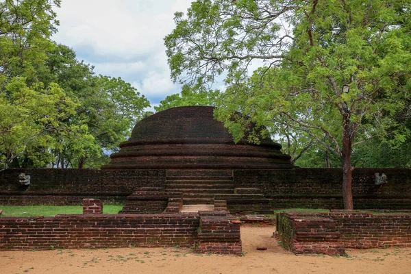 Yeşilliğin Ortasında Antik Tuğla Stupa