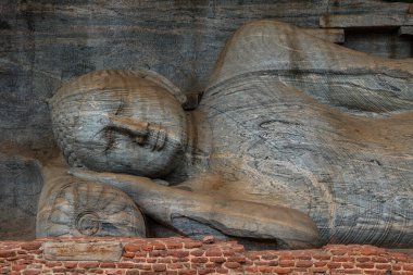 Gal Vihara Tapınağı 'nda uzanan ünlü Buda heykeli. Polonnaruwa. Sri Lanka