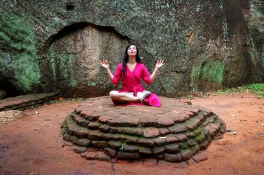 Lotus 'ta Meditasyon yapan Kadın Eski Taş Harabelerinin Ortasında Poz Veriyor