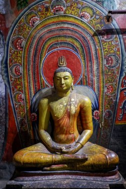 Sri Lanka 'daki tarihi Rangiri Dambulla mağara tapınağında zarif bir geçmişi olan Buda heykeli..