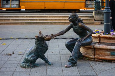 Macaristan, Budapeşte 'deki Tuna' nın korkuluklarında oturan küçük bir prensesin heykeli..