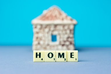 İşareti ile seramik ev