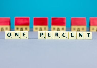 Bir yüzde işareti ile heykelcik evler