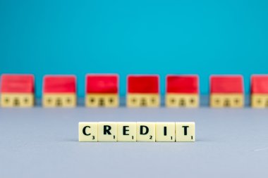 Kredi işareti ile heykelcik evler