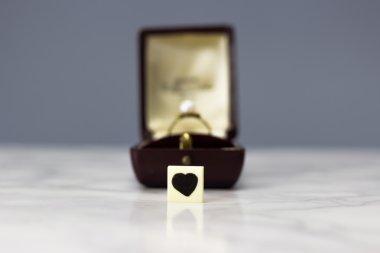 Nişan yüzüğü kalp işareti ile