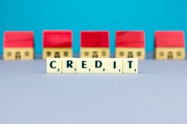 Kredi işareti ile heykelcik evler