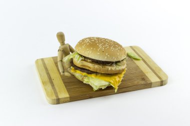 Ahşap bebek bir hamburger holding