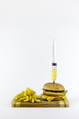 Bir hamburgerin içine şırınga