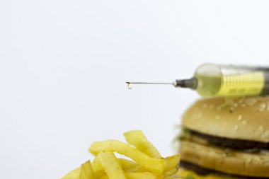 Bir hamburger şırınga