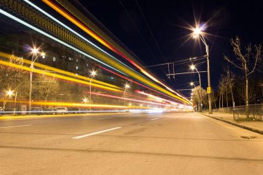 Tarafından geçen gece araba hafif çizgiler