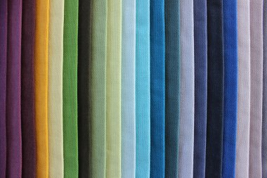 Kumaş, renkli parçaları uyumlu bir gökkuşağı desen