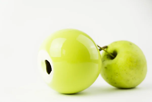 Natural and ceramic apples — Stock Photo, Image