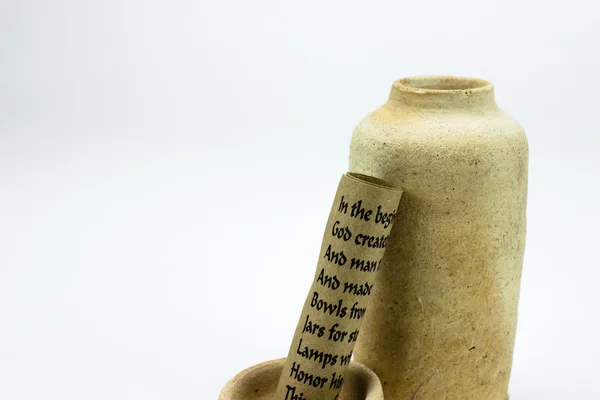 Vaso de cerâmica antiga com pergaminho — Fotografia de Stock