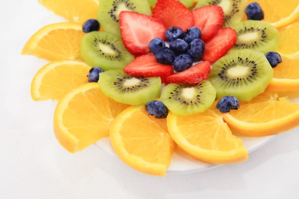Тарелка нарезанных фруктов . — стоковое фото