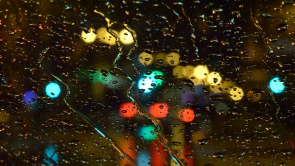 Night traffic through wet window — Stock Video