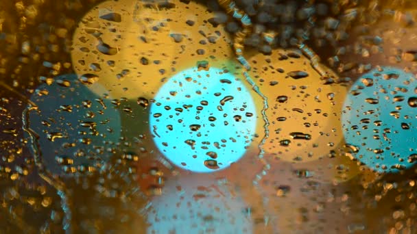 Nachtverkehr durch nasses Fenster — Stockvideo