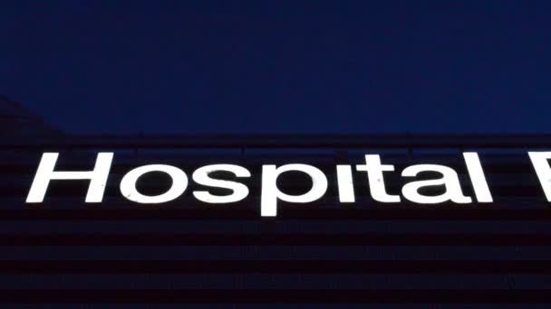 Placa hospitalar iluminada à noite — Vídeo de Stock