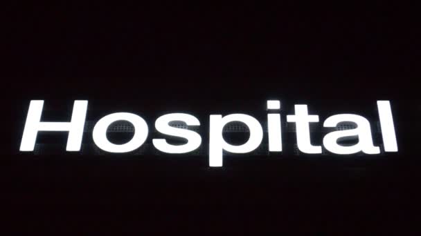Ziekenhuis uithangbord's nacht verlicht — Stockvideo