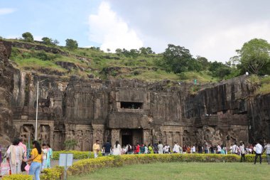 23 Ekim 2025; Ellora Mağaraları, Maharashtra, Hindistan: UNESCO 'nun ünlü Dünya Mirası Alanındaki hareketli bir sahne olan Kailasa Tapınağı' nın (16. Mağara) büyük ve kayalık cephesinin önünde turistler yürüyor.