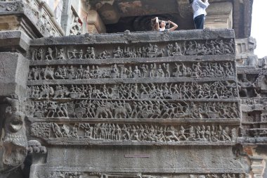 23 Ekim 2025; Ellora Mağaraları, Maharashtra, Hindistan: Kailasa Tapınağı 'nın (16. Mağara) bir duvarına kazınmış karmaşık bir friz, Hindu destanları sahnelerini olağanüstü ustalıkla ve taş işçiliğiyle ayrıntılı bir şekilde anlatıyor..