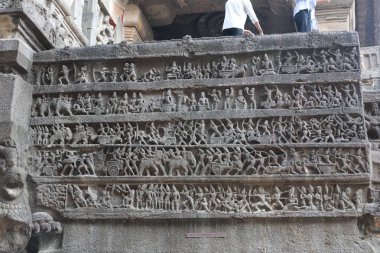 23 Ekim 2025; Ellora Mağaraları, Maharashtra, Hindistan: Kailasa Tapınağı 'nın (16. Mağara) bir duvarına kazınmış karmaşık bir friz, Hindu destanları sahnelerini olağanüstü ustalıkla ve taş işçiliğiyle ayrıntılı bir şekilde anlatıyor..