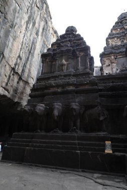 23 Ekim 2025; Ellora Mağaraları, Maharashtra, Hindistan: Kailasa Tapınağı 'ndaki (16. Mağara) heybetli bir mabedin düşük açılı görüntüsü, gerçek boyutlarda, kaya kesimli filler tarafından desteklenmektedir..