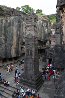 23 Ekim 2025; Ellora Mağaraları, Maharashtra, Hindistan: Görkemli Kailasa Tapınağı 'nın (16. Mağara) kalabalık avlusunda yükselen monolitik direği (Dhwajastambha) yüksek açılı bir manzara yakalar.).