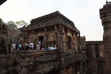 23 Ekim 2025; Ellora Mağaraları, Maharashtra, Hindistan: Turistler, Kailasa Tapınağı (16. Mağara) kompleksi içindeki muhteşem, çok katlı bir tapınağın üst katmanını keşfediyorlar..