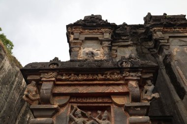 23 Ekim 2025; Ellora Mağaraları, Maharashtra, Hindistan: Kailasa Tapınağı 'ndaki (16. Mağara) süslü, kaya kesimli bir mabedin düşük açılı, ayrıntılı bir görünümü, ön cephedeki antik taş heykelleri ve kalıntıları vurguluyor..