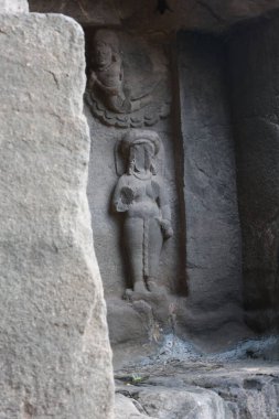 23 Ekim 2025; Ellora Mağaraları, Maharashtra, Hindistan: Tarihin geçişini sembolize eden, zaman içinde kafası kırılan, yıpranmış ve hasar görmüş antik bir kaya heykel.