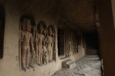 23 Ekim 2025; Ellora Mağaraları, Maharashtra, Hindistan: Büyük taş kesimli bir mağara tapınağının etkileyici cephesi, girişi büyük taş sütunlardan oluşan bir sütunla işaretlenmiştir. Islak.