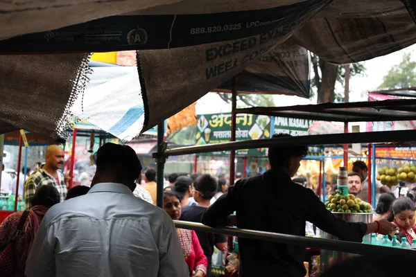 23 Ekim 2025; Ellora Mağaraları, Maharashtra, Hindistan: Ellora Mağaralarının geniş, ayrıntılı bir konum planı ve turistler için siyah mermer bir tabela üzerinde sergilenmektedir.