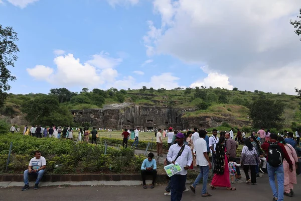 23 Ekim 2025; Ellora Mağaraları, Maharashtra, Hindistan: Büyük bir turist topluluğu, parlak bir günde UNESCO 'nun Dünya Mirası Alanı olan kayalık Kailasa Tapınağı' nın muhteşem cephesini ziyaret etmek üzere toplandı.