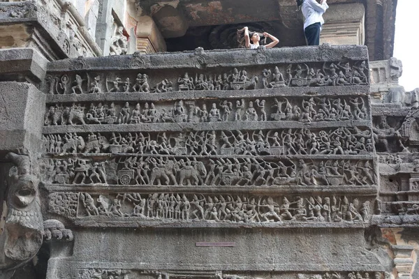 23 Ekim 2025; Ellora Mağaraları, Maharashtra, Hindistan: Kailasa Tapınağı 'nın (16. Mağara) bir duvarına kazınmış karmaşık bir friz, Hindu destanları sahnelerini olağanüstü ustalıkla ve taş işçiliğiyle ayrıntılı bir şekilde anlatıyor..