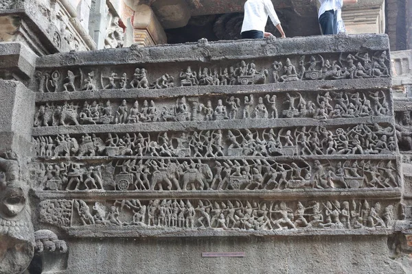 23 Ekim 2025; Ellora Mağaraları, Maharashtra, Hindistan: Kailasa Tapınağı 'nın (16. Mağara) bir duvarına kazınmış karmaşık bir friz, Hindu destanları sahnelerini olağanüstü ustalıkla ve taş işçiliğiyle ayrıntılı bir şekilde anlatıyor..