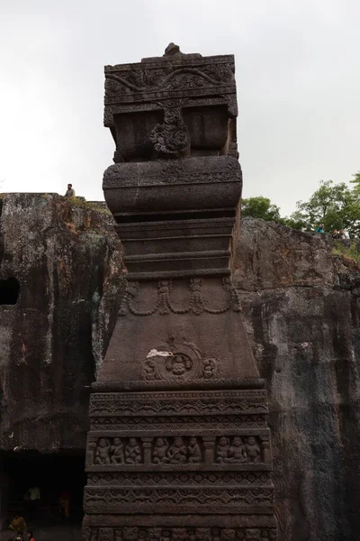 23 Ekim 2025; Ellora Mağaraları, Maharashtra, Hindistan: Kailasa Tapınağı 'ndaki (16. Mağara) monolitik sütunun ayrıntılı ve düşük açılı bir görüntüsü, izole edilmiş beyaz gökyüzüne karşı karmaşık taş frizlerini ve zanaatkarlığını sergiliyor..